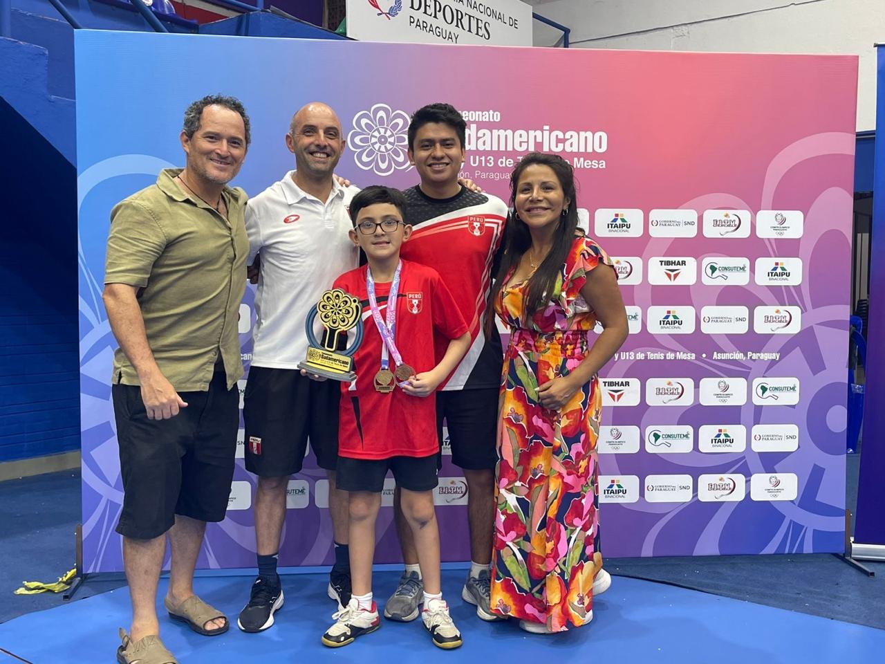 Samín Lora with his family at the Paraguay Contender